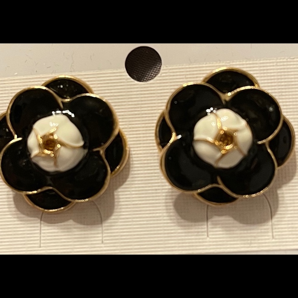 - Flower earrings 🌺